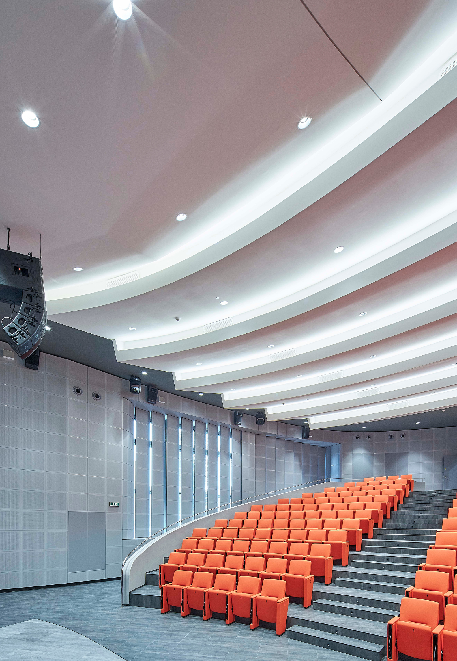 Aula zlínské univerzity prošla rekonstrukcí a pyšní se lepší akustikou i neobvyklým designem
