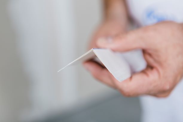 Přechod vodorovné, šikmé a svislé plochy doporučujeme opatřit výztužnou páskou Habito Flex. Díky svému kopolymerovému jádru přenáší pnutí v konstrukci a tím zabraňuje praskání. Tímto způsobem je možné ošetřit rohy, kouty i napojení na stěny.