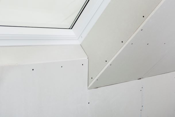 Přechod vodorovné, šikmé a svislé plochy doporučujeme opatřit výztužnou páskou Habito Flex. Díky svému kopolymerovému jádru přenáší pnutí v konstrukci a tím zabraňuje praskání. Tímto způsobem je možné ošetřit rohy, kouty i napojení na stěny.