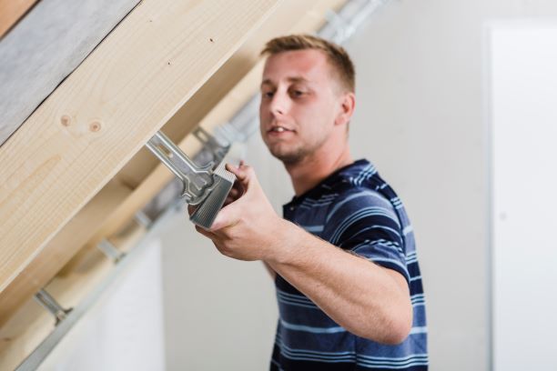 R-CD profily nastavíme pomocí spojovacích kusů pro R-CD profily. Sousední napojení vystřídáme o šířku desky (min. 1 250 mm).