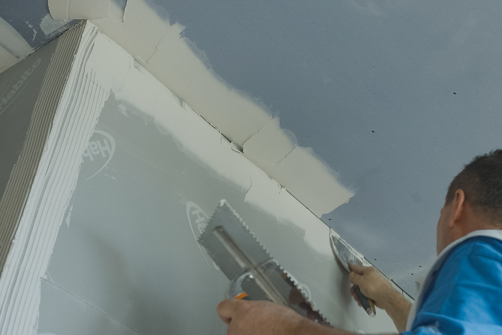 V nároží a v koutech aplikujeme pásky Habito® Flex s kopolymerovým jádrem. Ta zaručuje optimální estetiku i mechanickou odolnost. Tato páska se vkládá do podkladní vrstvy sádrového spárovacího tmelu Rifino Top. Finální zapravení pásky je možné za pomocí speciálních válečku, ale lze to provést i pomocí vhodné špachtle.