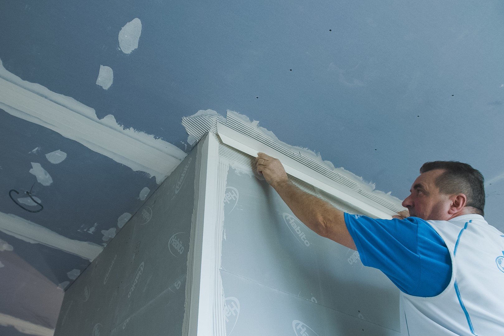 V nároží a v koutech aplikujeme pásky Habito® Flex s kopolymerovým jádrem. Ta zaručuje optimální estetiku i mechanickou odolnost. Tato páska se vkládá do podkladní vrstvy sádrového spárovacího tmelu Rifino Top. Finální zapravení pásky je možné za pomocí speciálních válečku, ale lze to provést i pomocí vhodné špachtle.