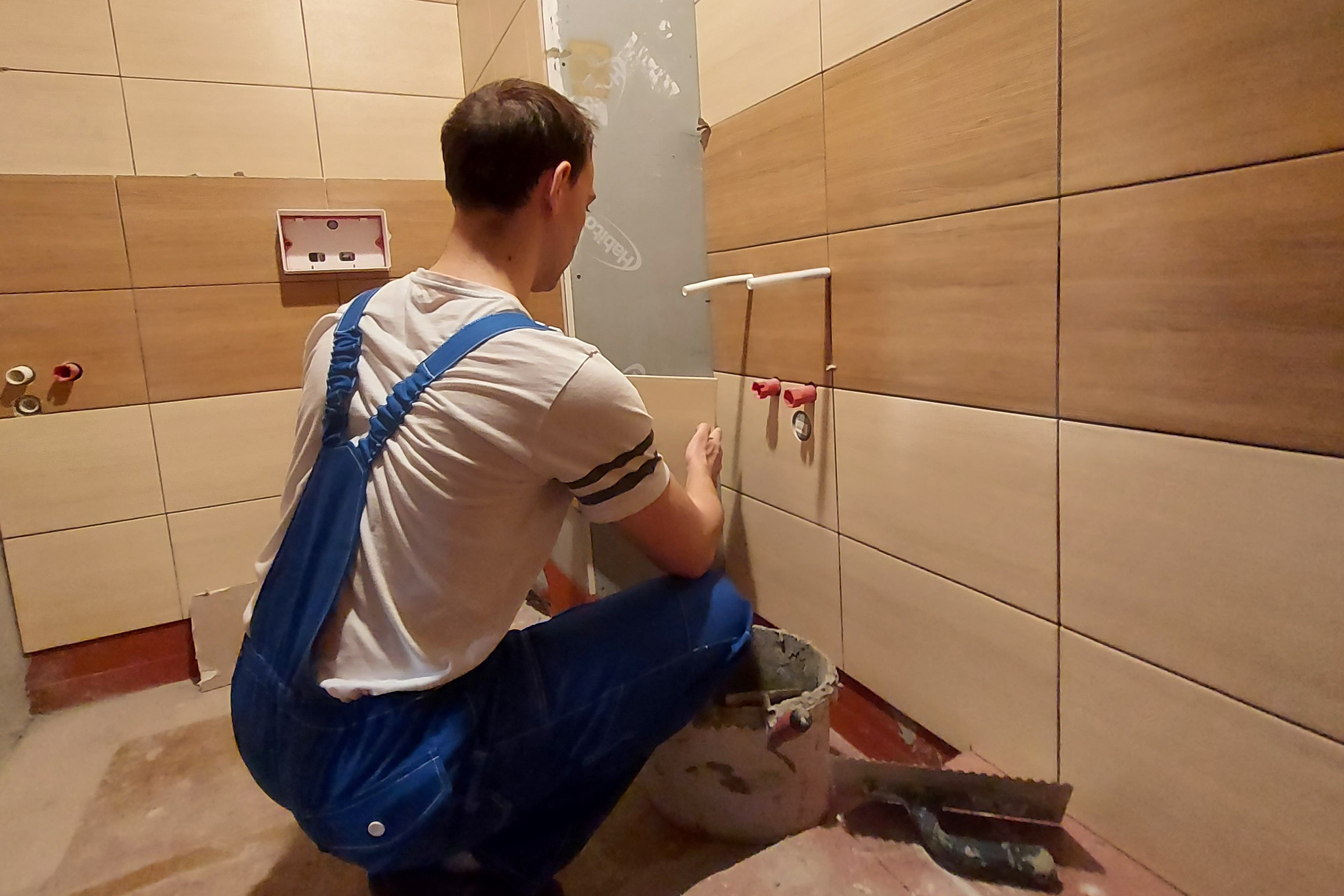 Povrch sádrokartonových desek není potřeba vyrovnávat pomocí tmelu. Po montáži příček můžeme rovnou koupelnu obložit keramickým obkladem nebo betonovou stěrkou.