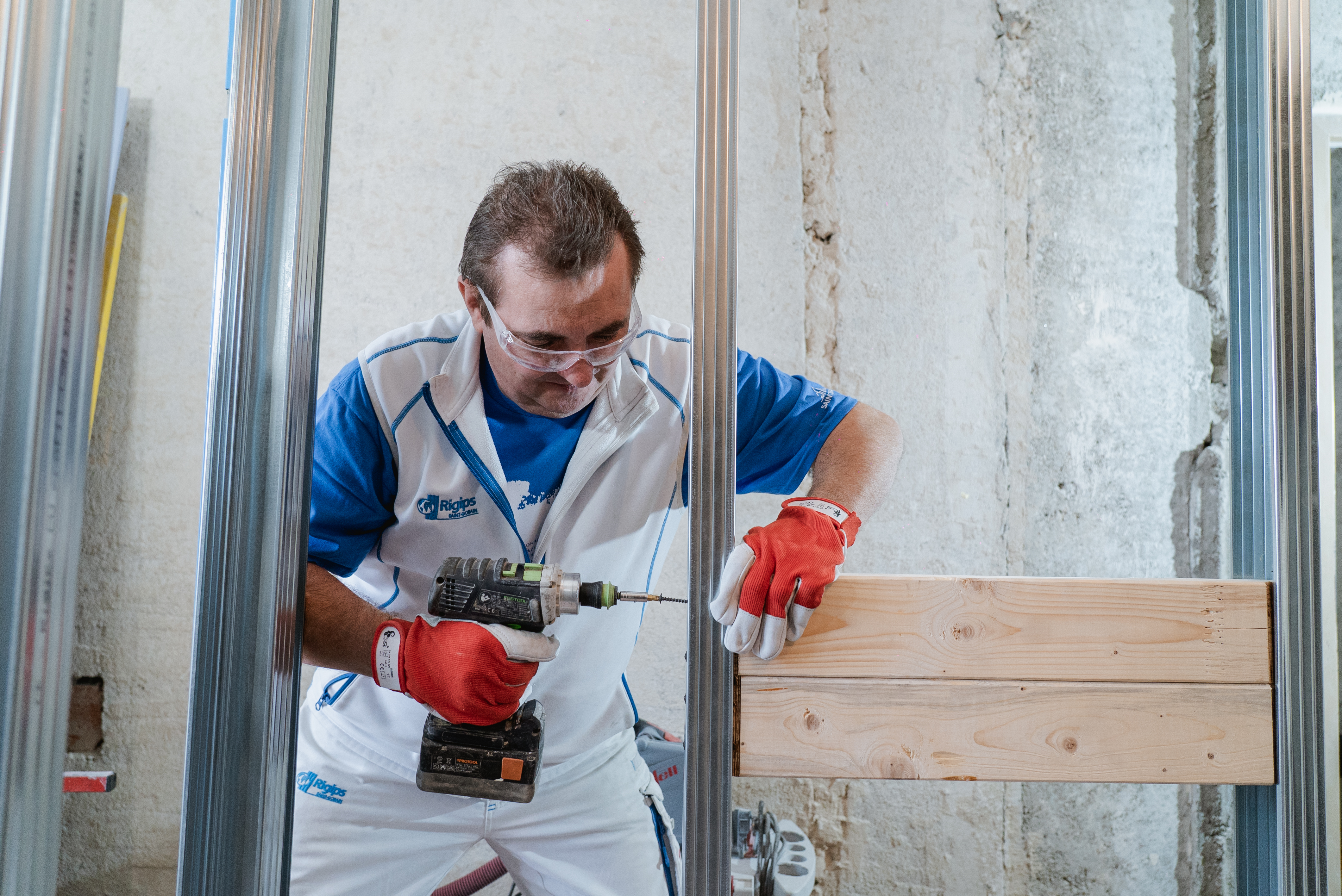 Pro instalaci umyvadla připevníme do požadované polohy mezi stojiny instalační držáky ze sanitárního programu.
