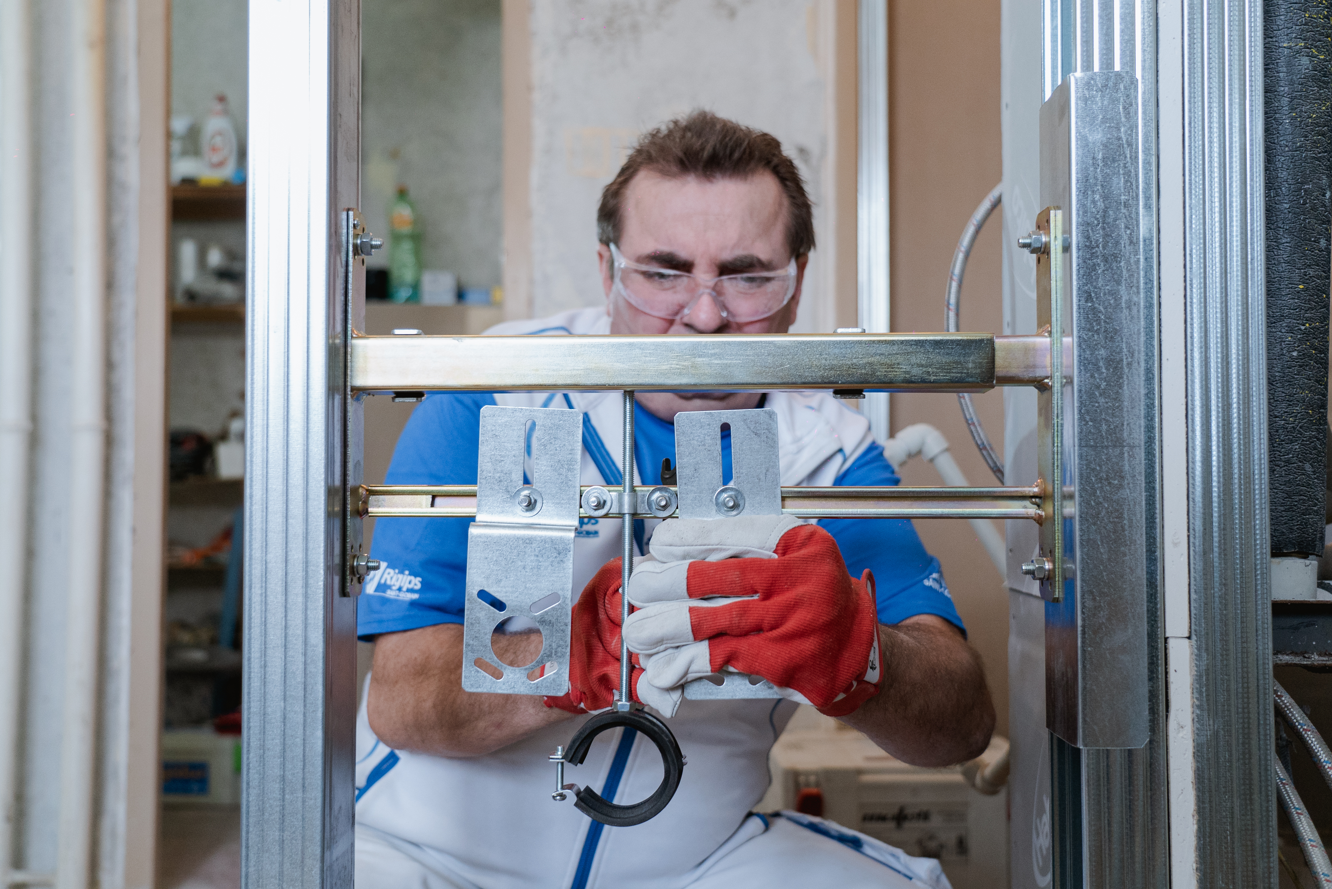 Pro instalaci umyvadla připevníme do požadované polohy mezi stojiny instalační držáky ze sanitárního programu.