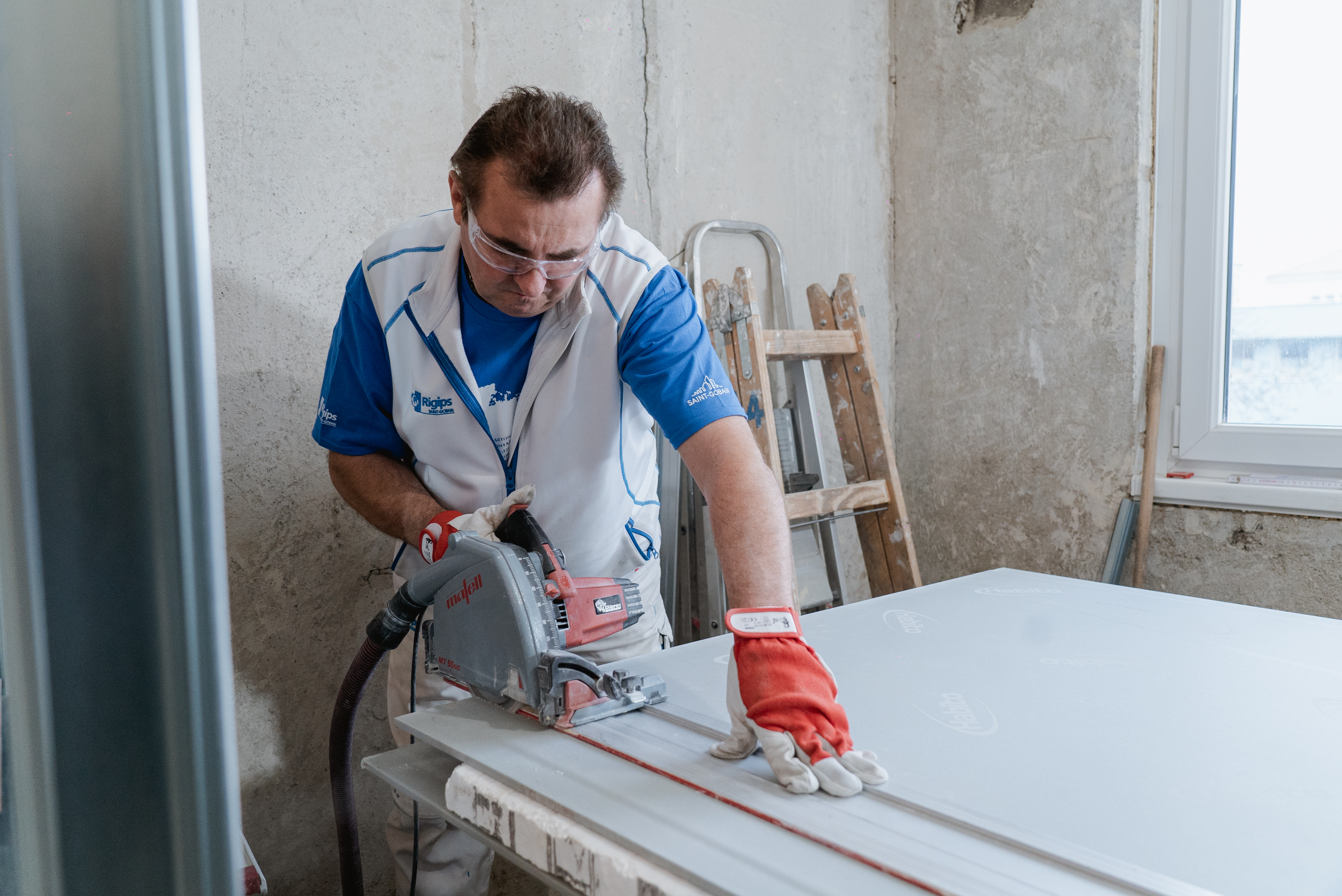 Poté následuje opláštění příčky deskami Habito® H, které je doporučeno formátovat díky své tvrdosti za pomoci okružní ponorné pily s odsáváním.