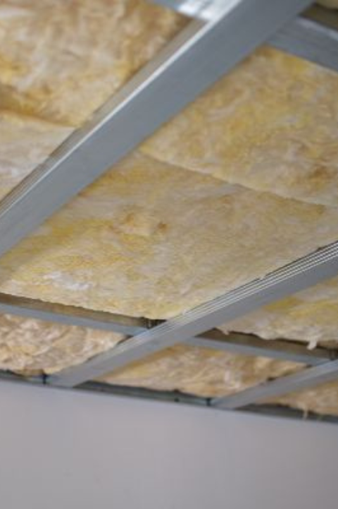 Před samotným opláštěním doporučujeme do dutiny konstrukce použít minerální izolaci Isover v minimální tloušťce 40 mm (např. Isover MERINO)