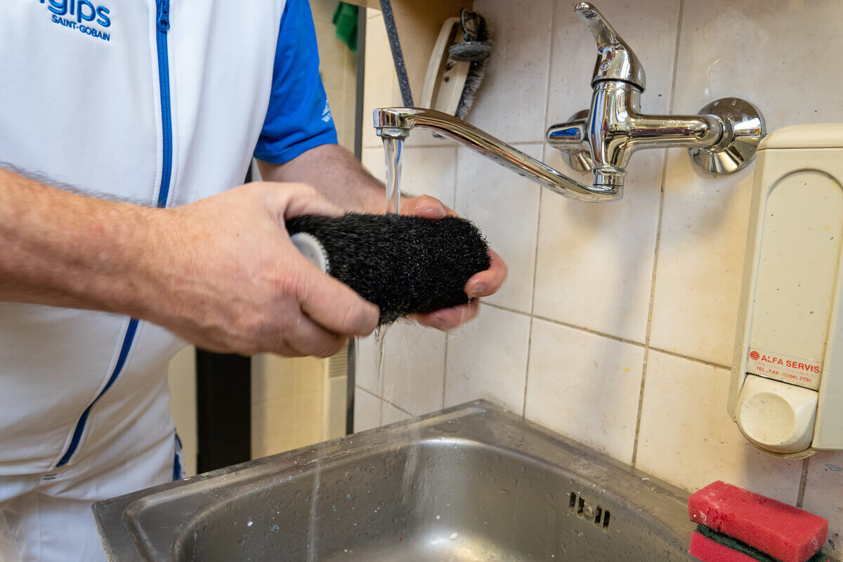 důkladným vypláchnutím pod tekoucí vodou.